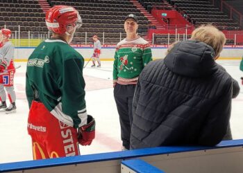 Blir det bättre lördagshockey nu när det är jultröjematch igen? Roger Rönnberg hoppas det.