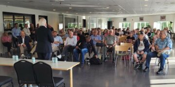 Totalt 82 Frölundamedlemmar på tisdagens årsmöte som inleddes med snack av Mats Grauers, klubbens ordförande. Borde det inte ha varit fler?