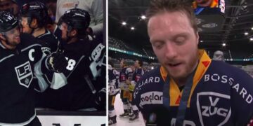 Samuel Fagemo fick NHL-debutera i natt, här på bänken med superstjärnan Anze Kopitar på isen. Calle Klingberg, han har hamnat i ett tufft läge i Zug.