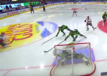 Här räddar Dennis Hildeby när Elmer Söderblom är så när att göra 1–1 för Frölunda mot Färjestad.