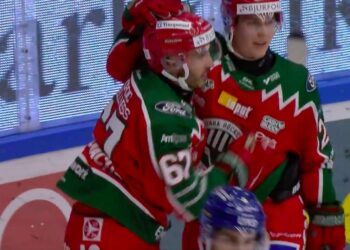 Jayden Halbgewachs klappas om efter sitt matchavgörande mål mot Leksand. Foto: TV4 (skärmdump)