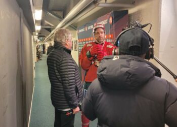 Joel Lundqvist på väg att bli intervjuad av SVT-legendaren Pelle Nyström som gjorde ett glädjande inhopp den här måndagen.