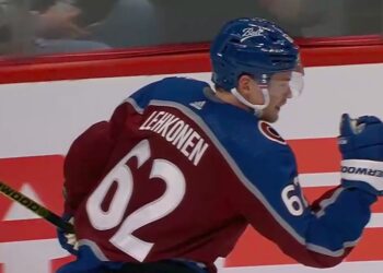 Artturi Lehkonen firar sitt mål för Colorado i match 1 mot Nashville. Foto: NHL.COM (skärmdump)