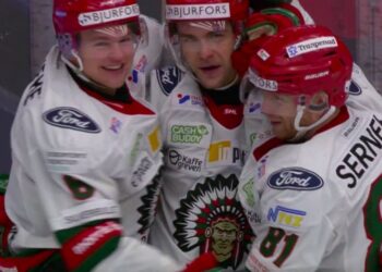 Mattias Norlinder, Radan Lenc och Ryan Lasch jublar efter Frölundas 5-4-mål mot Leksand,