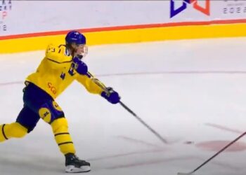 Här skjuter Otto Stenberg 4–2 för Sverige mot Tjeckien i semifinalen av Hlinka Gretzky Cup. Foto: TSN (youtube)