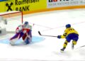 Här gör Rasmus Asplund ett av sina två mål för Sverige mot Tjeckien. Foto: VIAPLAY (skärmdump)