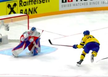 Här gör Rasmus Asplund ett av sina två mål för Sverige mot Tjeckien. Foto: VIAPLAY (skärmdump)